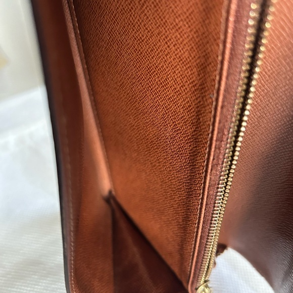 LV Sarah Monogram Wallet in EUC
* Free Shipping * - Picture 8 of 16